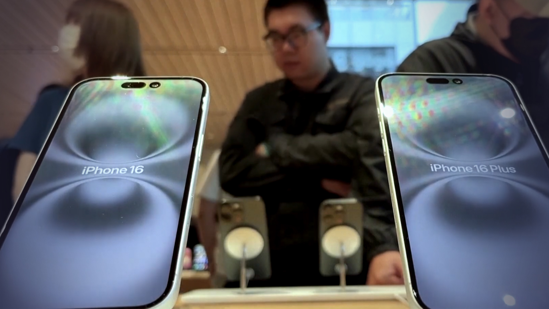 1.6万买iPhone？美媒：特朗普关税政策重创苹果公司供应链，iphone价格或飙涨