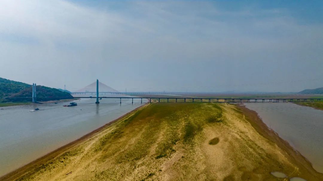 4月8日，在长江与鄱阳湖交汇处，大片河床滩涂裸露