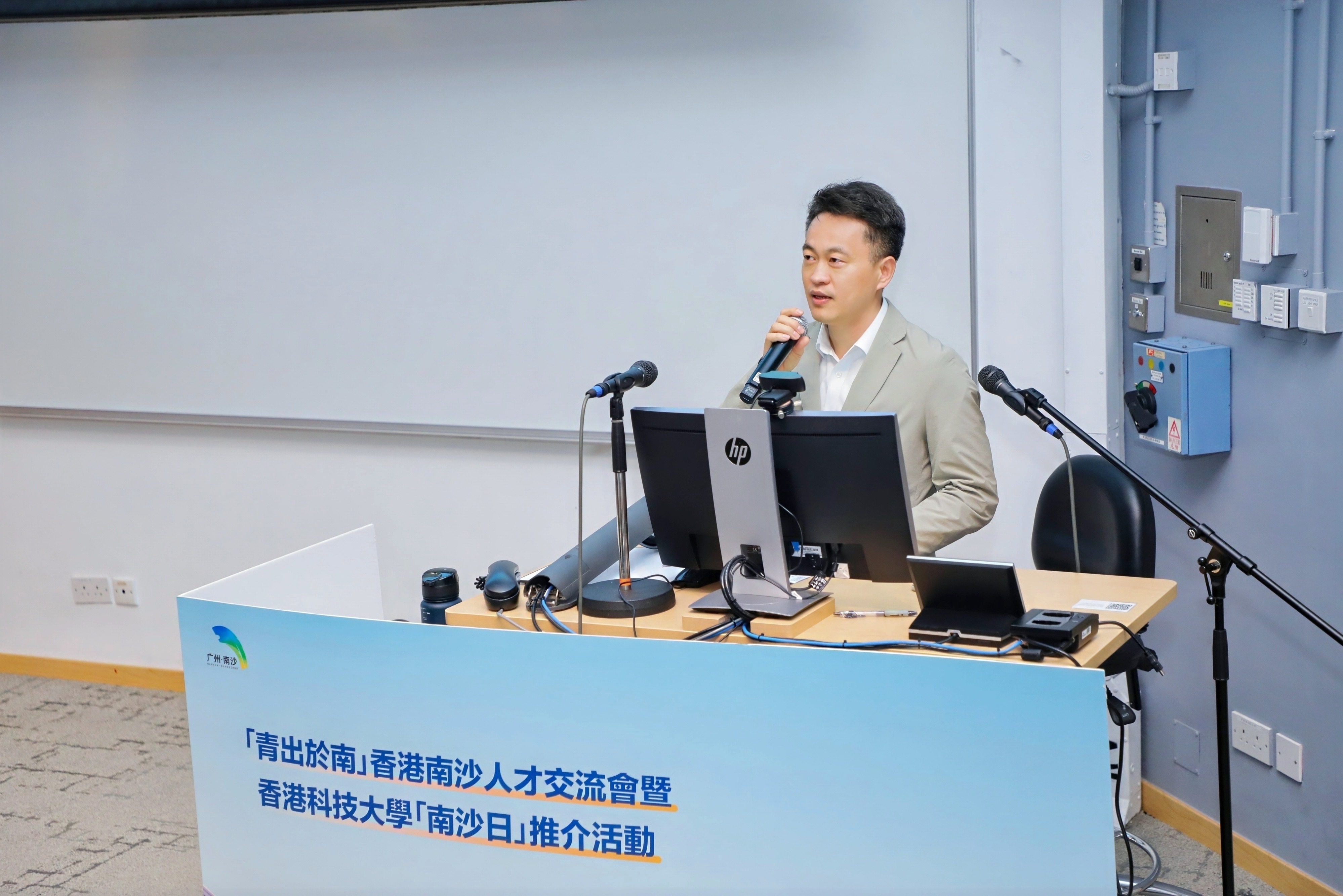 图：广州市政府副秘书长，南沙开发区党工委副书记、管委会副主任谢伟