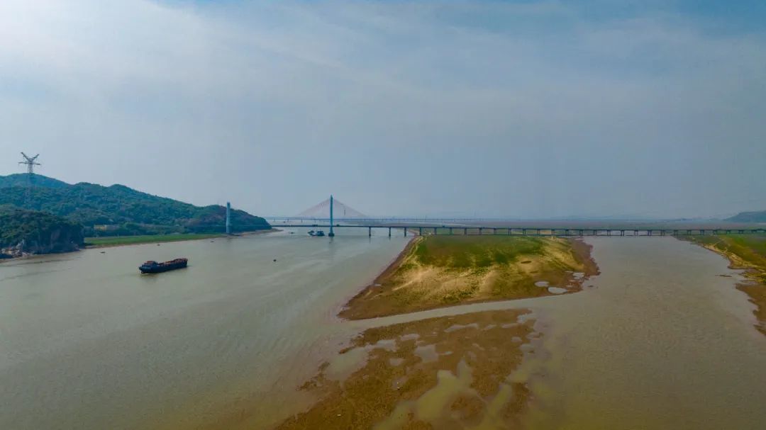 4月8日，在长江与鄱阳湖交汇处，大片河床滩涂裸露