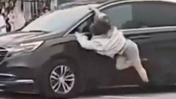 接机粉丝扑向艺人车辆被刮倒，机场工作人员：安保扶她，还跟车跑