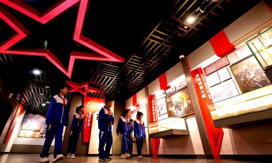 张掖花式撩客搅热清明假期　七彩丘陵引广西游人惊叹