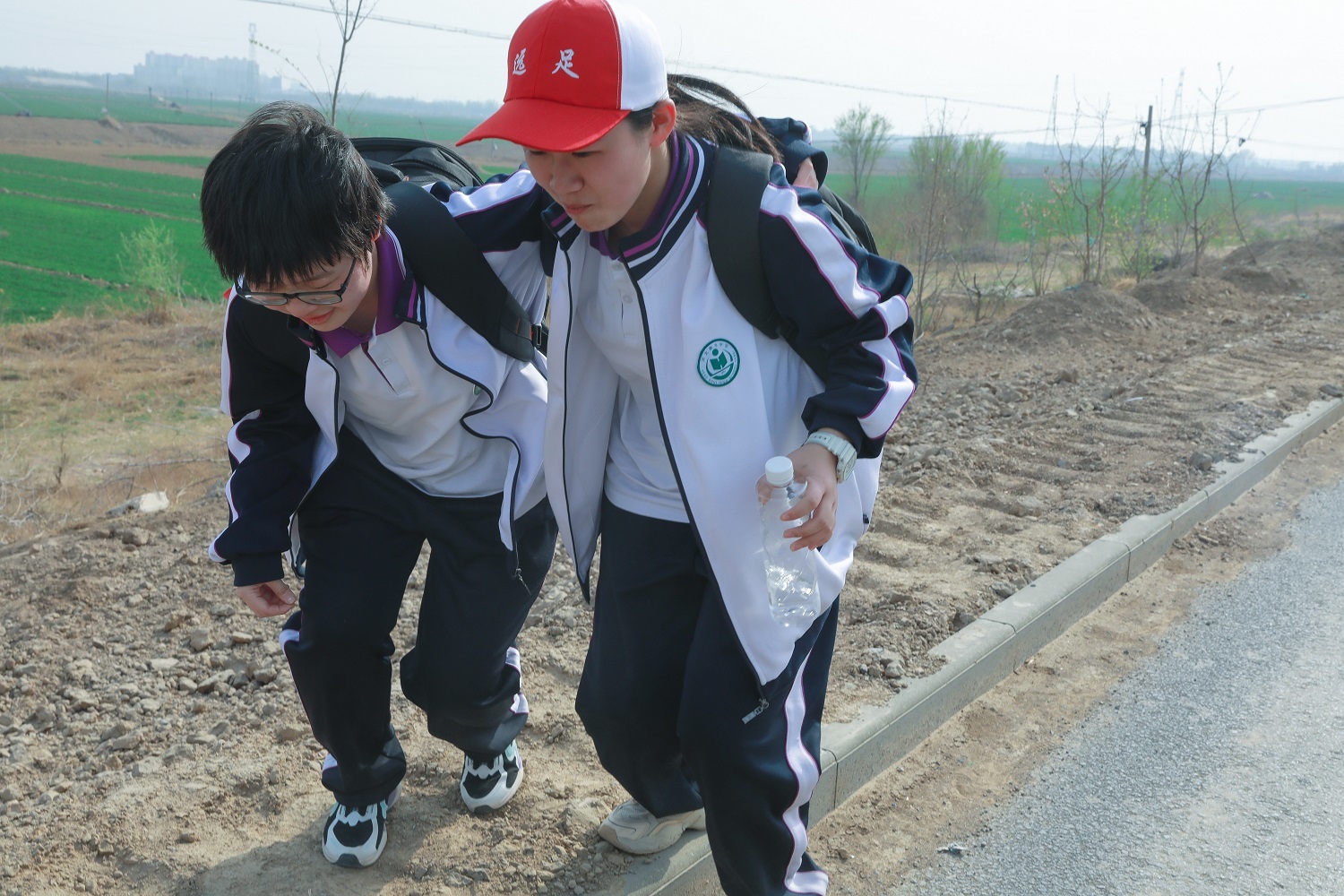 河北衡水中学学生在返程路中相互搀扶