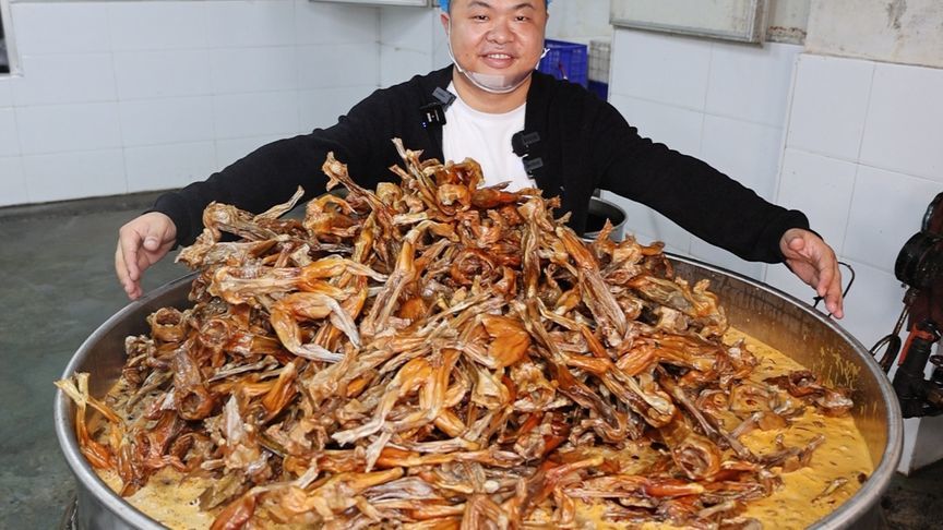 岳阳小伙卖牛蛙，一次熏烤60万只，比牛肉干还干，自称牛蛙王子