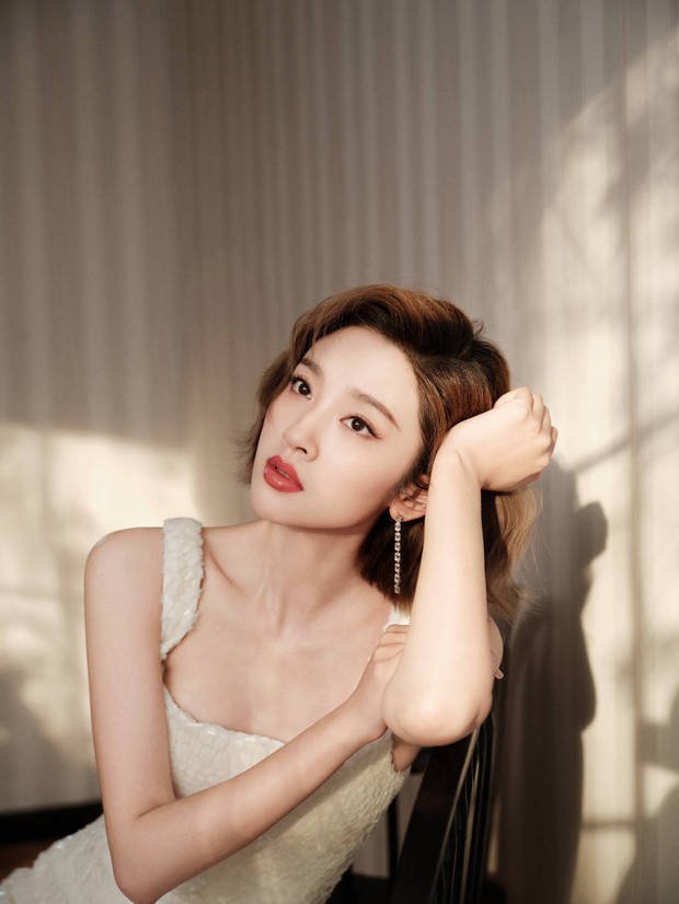 唐艺昕妆容精致，红唇吸睛。