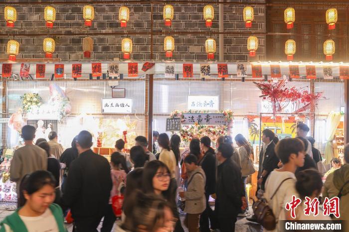 4月5日，位于江西南昌西湖区的万寿宫历史文化街区灯火璀璨，人潮涌动。当日正值清明假期，众多游客夜游万寿宫历史文化街区，享受美好假日时光。中新社记者 刘力鑫 摄