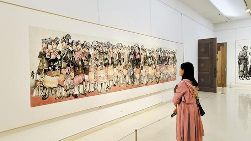 4月8日，观众在观看“墨局——当代七人展”展出作品。 本报记者 杨明静摄