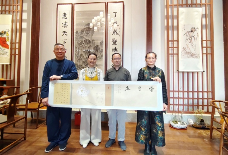 经仕凤(左二)、柴坤宏(左一)、钱俊达(右二)和李姗宸完成藏画交接