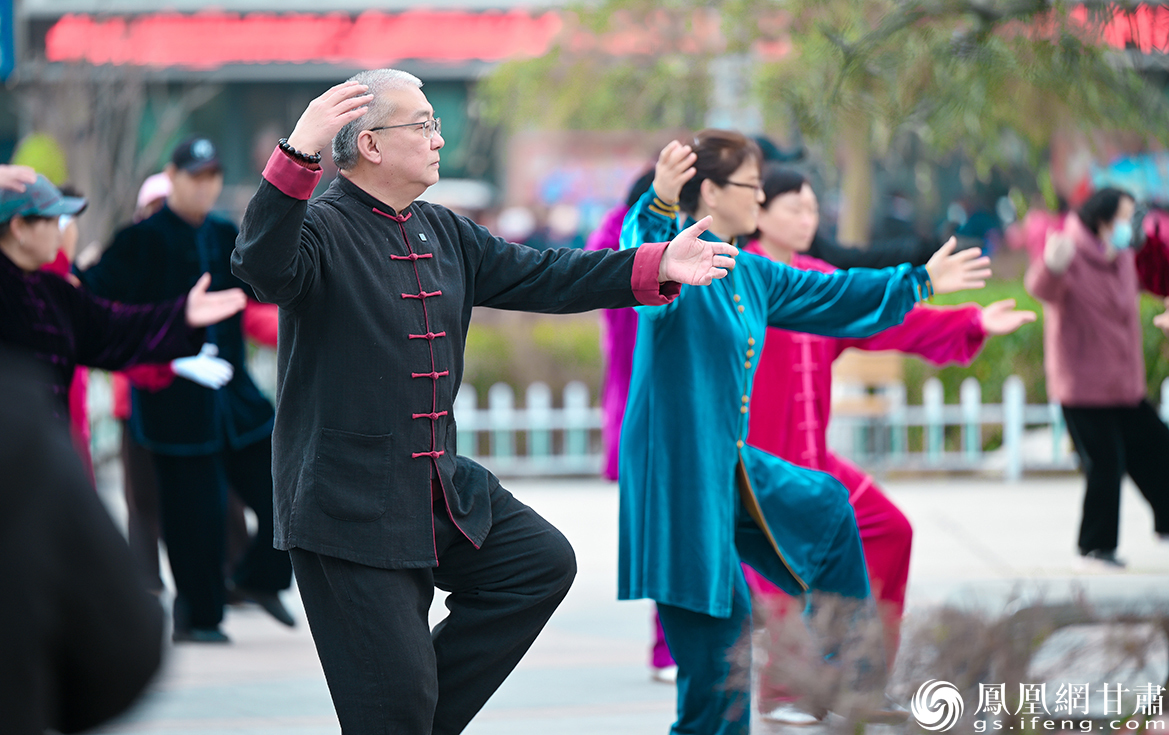 在王智勇的言传身教下，越来越多的杨氏太极拳爱好者加入习练队伍。