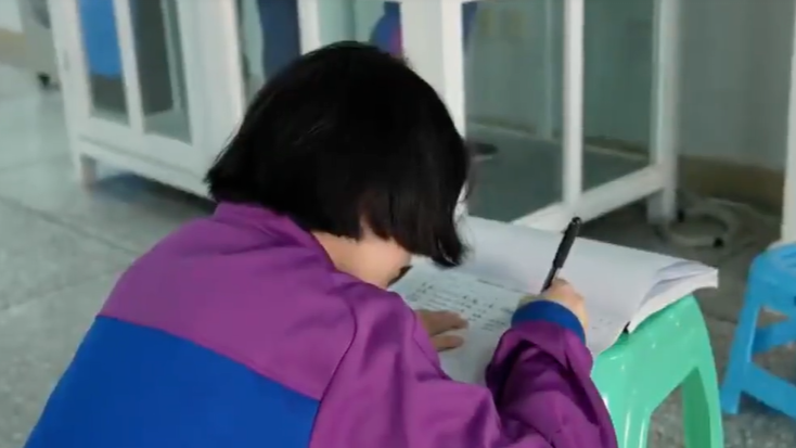 女孩吸食上头“电子烟”被抓