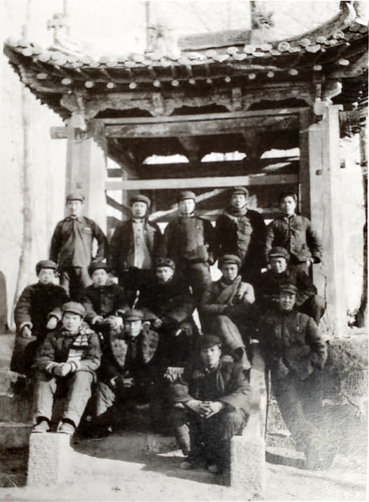 1952年学生在何克纪念亭上纪念留念