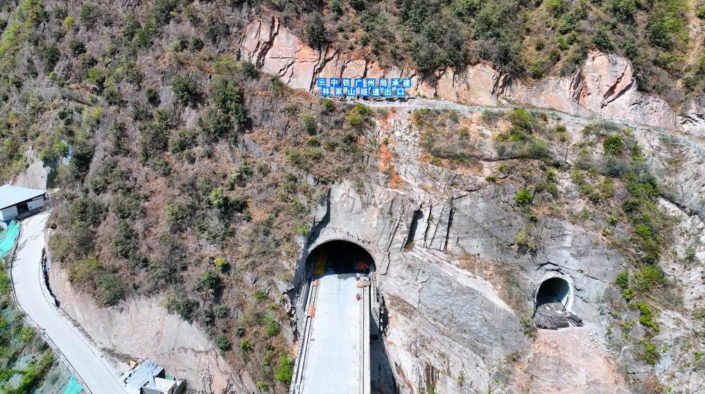 这是由中铁广州局承建的西康高铁林家山隧道出口。（受访者供图）