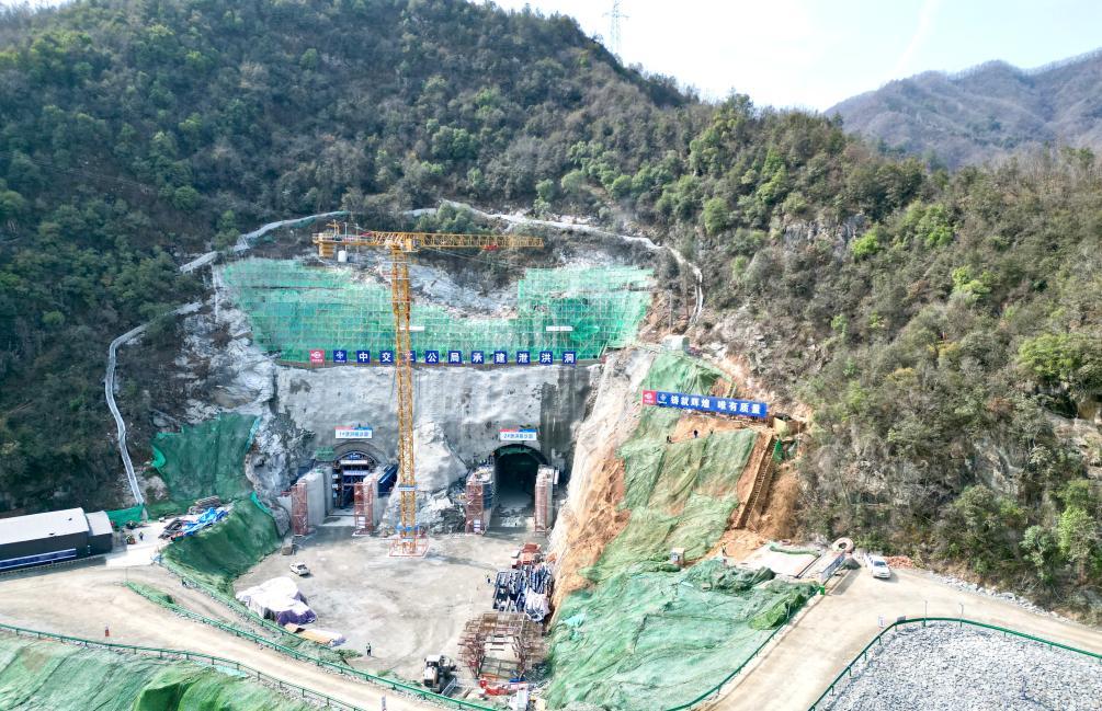这是陕西佛坪县抽水蓄能电站项目建设现场。新华社记者张斌 摄