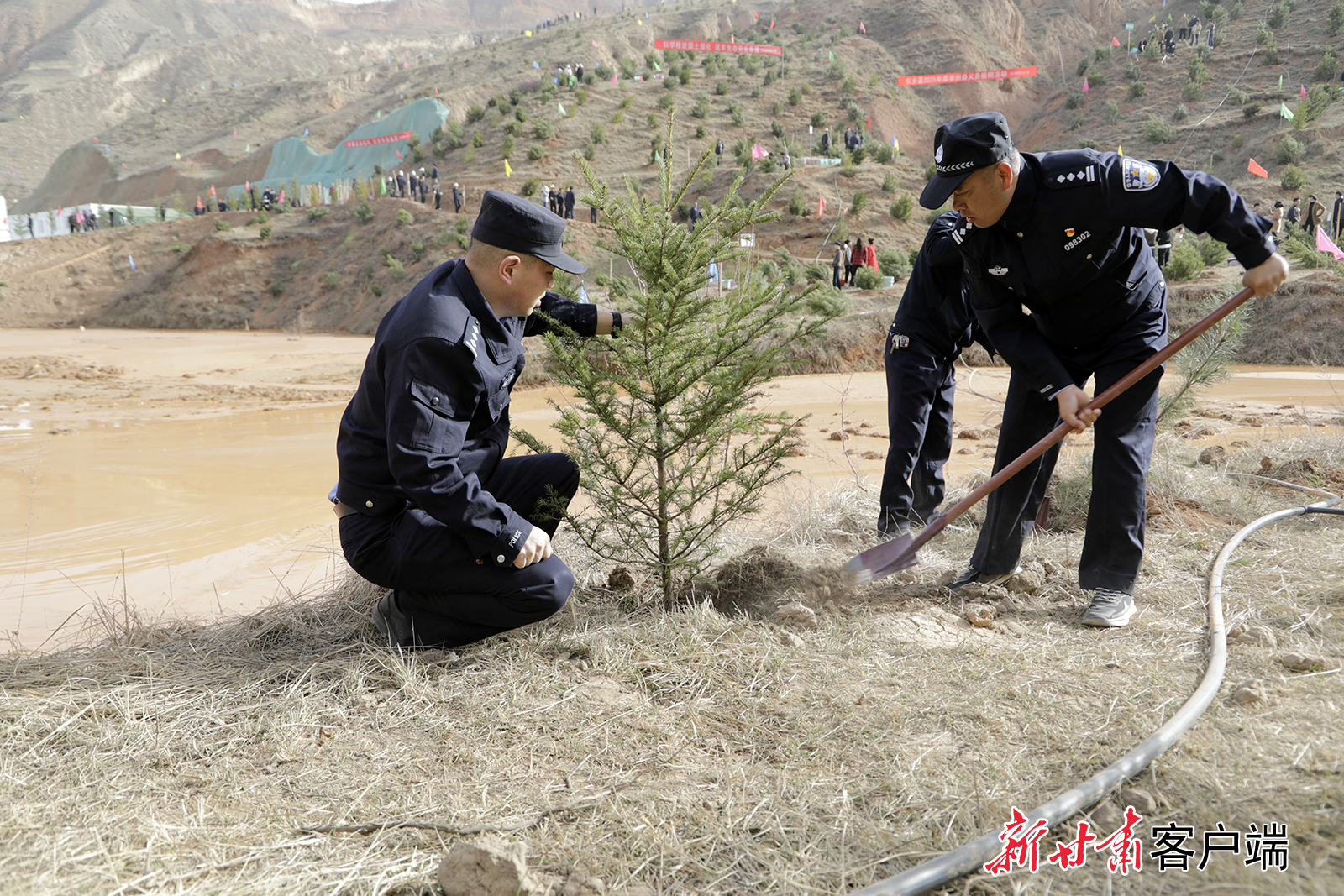 4月8日，东乡县公安局组织民辅警前往东塬乡塔山村参加春季义务植树活动。新甘肃&middot;甘肃日报通讯员　马文龙　完玛草
