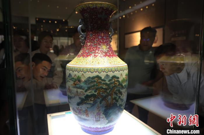 探访景德镇中国陶瓷博物馆 参观游客络绎不绝