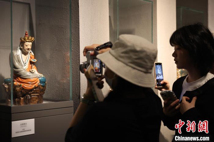 探访景德镇中国陶瓷博物馆 参观游客络绎不绝