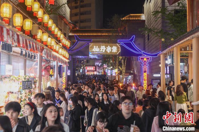 4月5日，位于江西南昌西湖区的万寿宫历史文化街区灯火璀璨，人潮涌动。当日正值清明假期，众多游客夜游万寿宫历史文化街区，享受美好假日时光。中新社记者 刘力鑫 摄