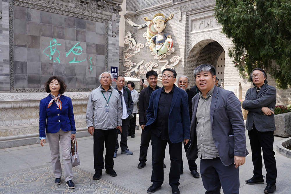 与会嘉宾参观校园风光