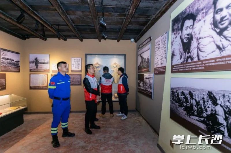 参观烈士事迹展览馆。