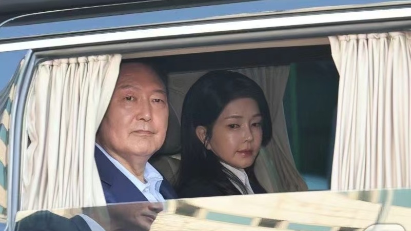 现场画面：尹锡悦抵达私宅，与法院相距不足百米