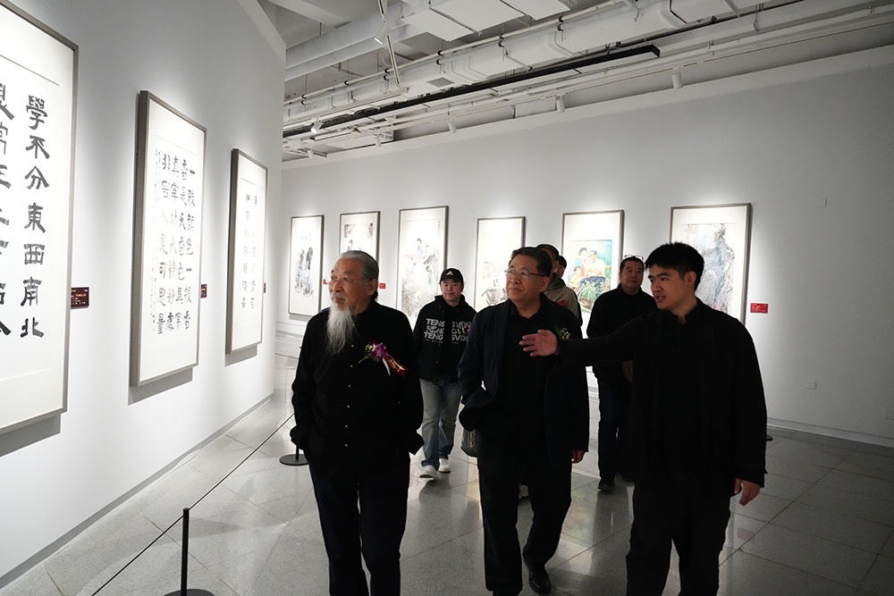 与会嘉宾观看展览