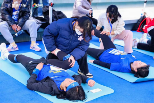 (图:赛前热身与赛后拉伸服务)