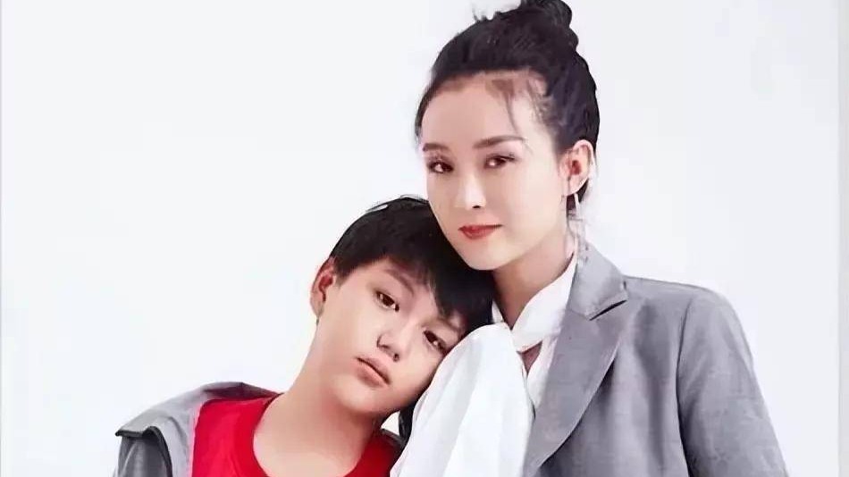 嫁入豪门洗脚跪地, 差点与周迅成婆媳, 如今替夫偿债惨遭困境封面图