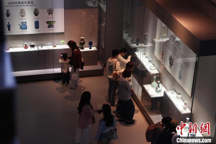 探访景德镇中国陶瓷博物馆 参观游客络绎不绝