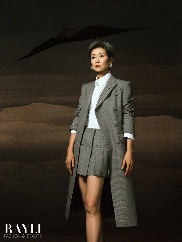 叶童穿短裙露出修长美腿。