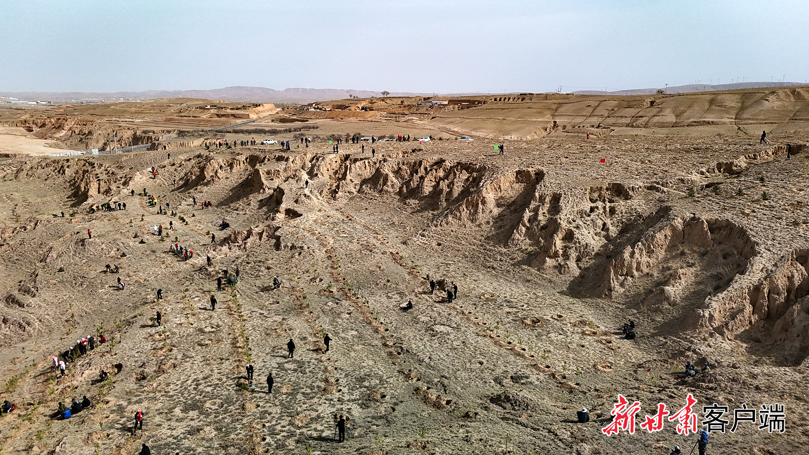 4月2日，环县甜水镇携手甘肃万胜矿业有限公司等驻甜水镇厂矿企业，开展春季义务植树活动，来自全镇的党员干部及志愿者等共400多人参加。新甘肃&middot;甘肃日报通讯员　乔洁