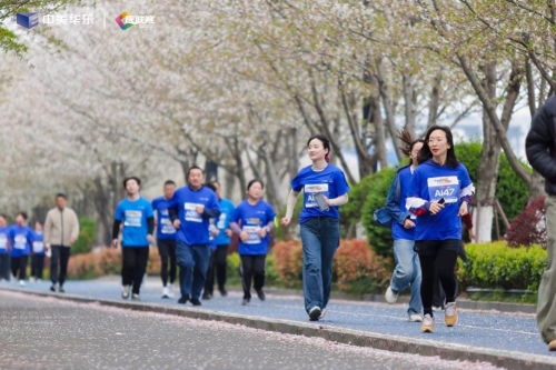 (图:参赛选手在最美跑道畅快奔跑)