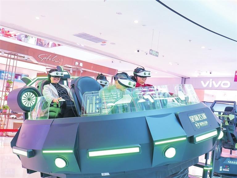 市民佩戴VR眼镜进行沉浸式体验　兰州新区报记者　史晓峰　摄