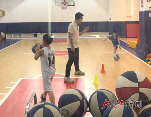 “关键球员”店内有学生在打篮球。