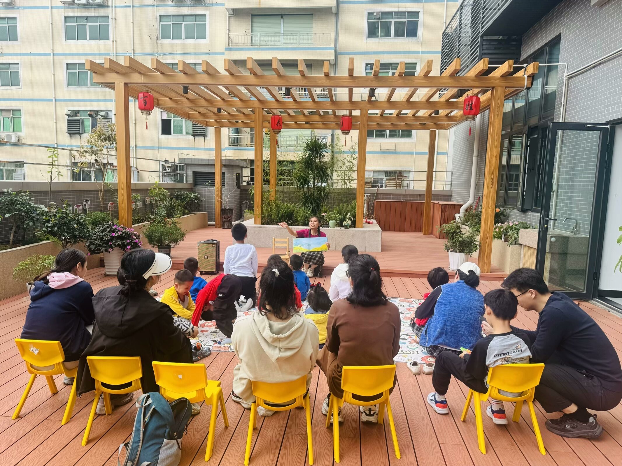 西乡街道共乐社区开展"小手做青团，童心传文明"清明亲子体验活动