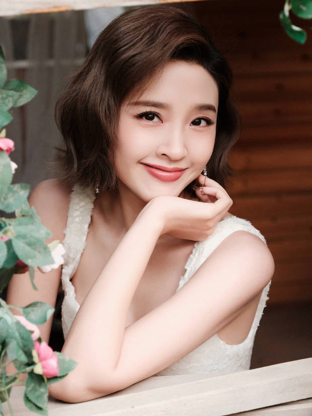 唐艺昕面露温柔笑容，眼神笑得像月牙儿。