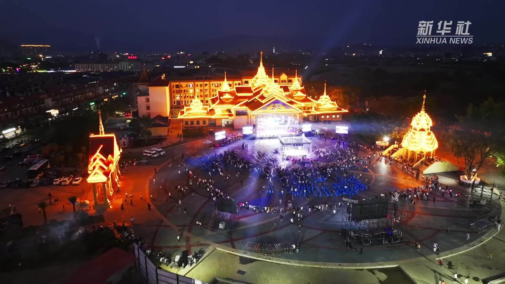 云南瑞丽举行中外搏击赛