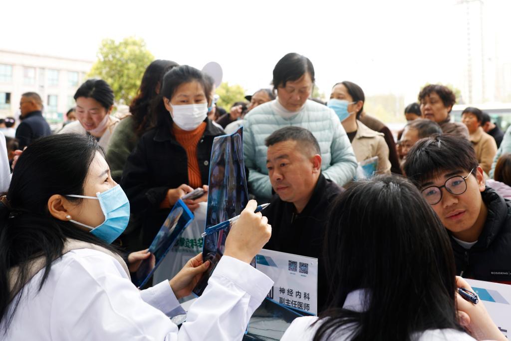 来自北京、上海的医疗专家在江苏省宿迁市泗洪县第一人民医院为群众义诊（2025年3月30日摄）。新华社发（许昌亮 摄）