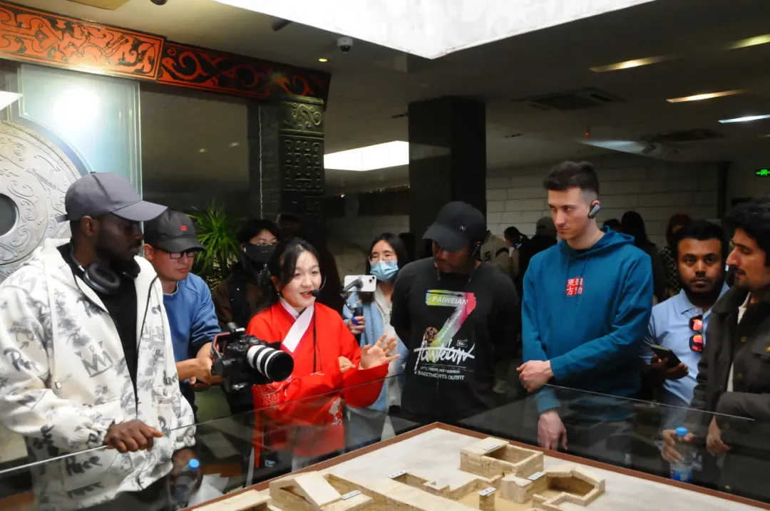 留学生沉浸式感受楚汉文化，景区服务尽显国际范