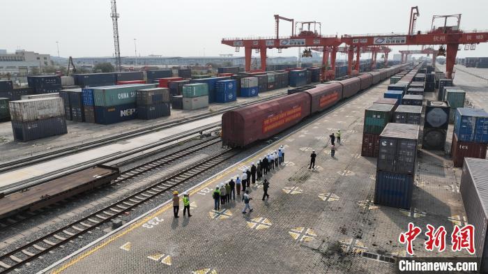 3月25日，JSQ车专列抵达广西钦州铁路集装箱中心站。何家海 摄
