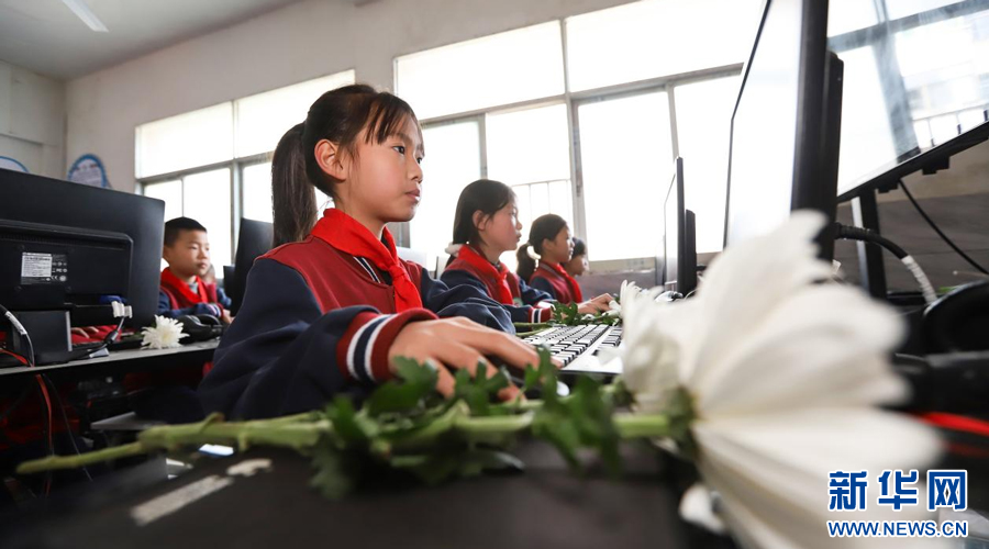 学生们在网上祭奠英烈。新华网发 韩海建 摄