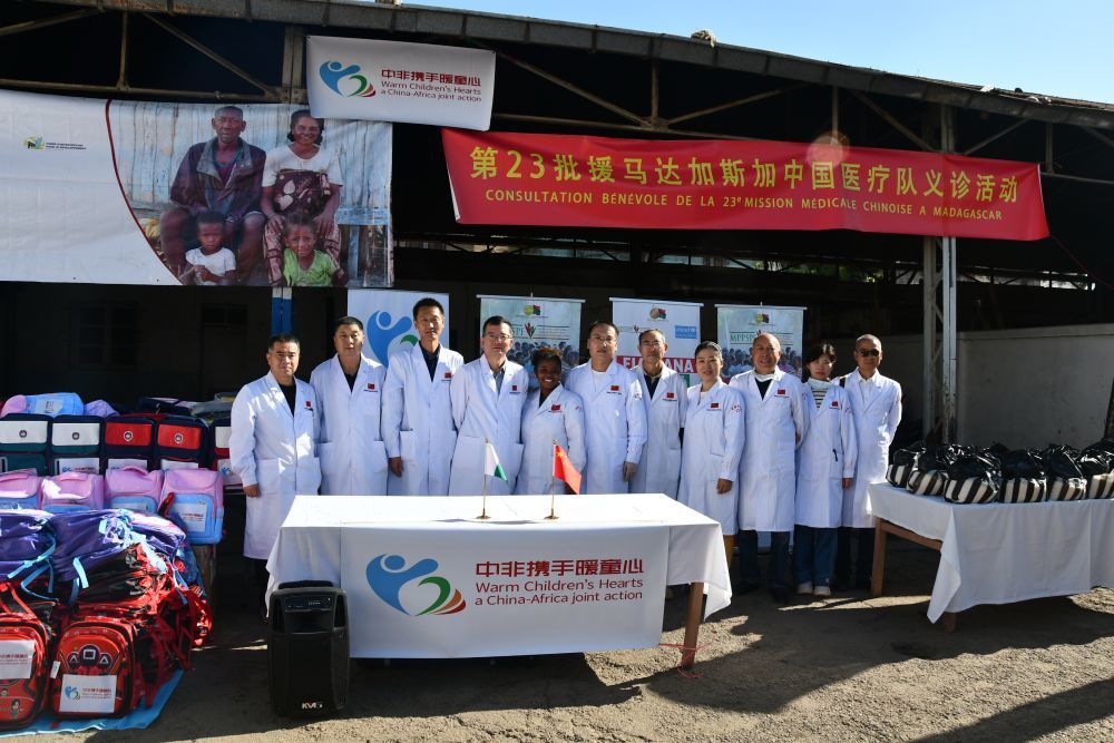 第23批中国援马达加斯加医疗队在当地开展义诊活动　新华社　发