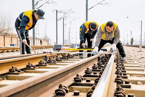4月11日，石家庄铁路工务段积极做好大风极端天气设备维护工作，加大对关键设备巡查力度，排查整治隐患，全力保障铁路运输安全稳定。本报记者 史晟全摄
