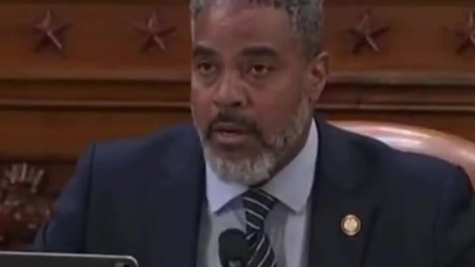 美议员拍桌怒斥特朗普关税政策：你们是在操纵市场赚钱吗？