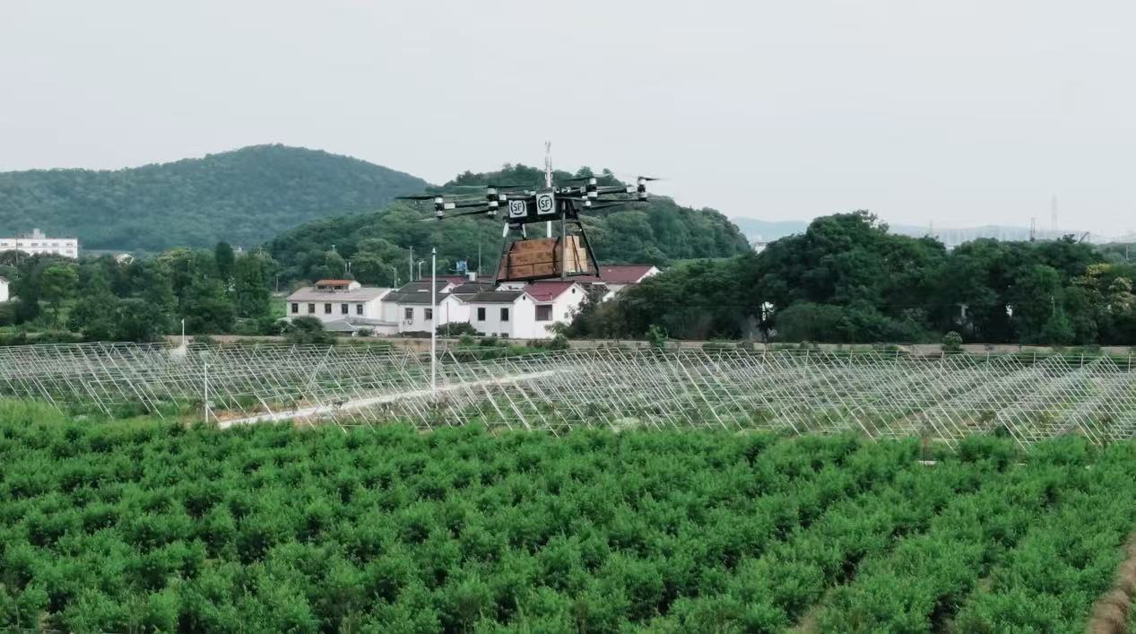 无人机运送水蜜桃