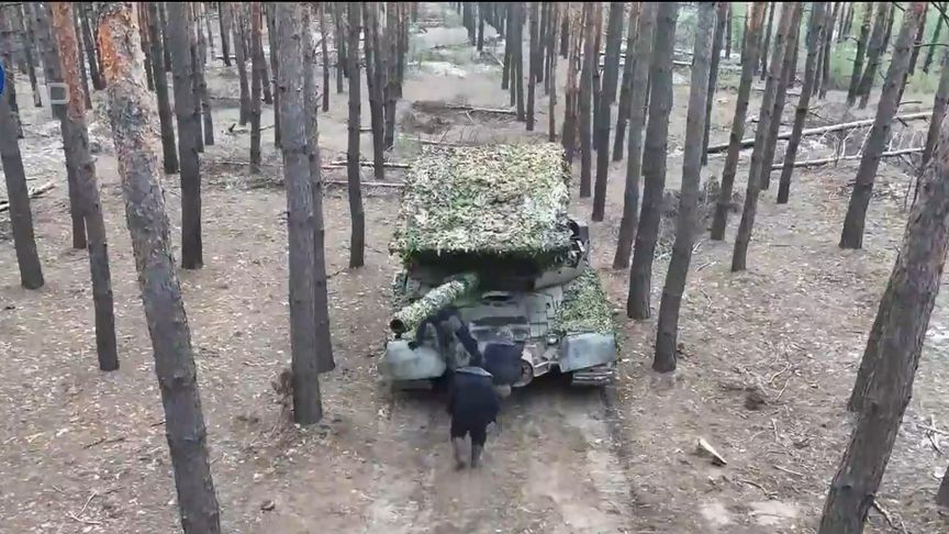 乌军“神风”无人机横扫战场？俄军坦克加装防护罩，直接“隐身”
