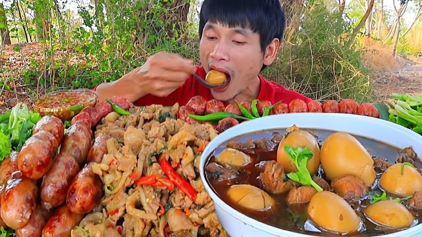 泰国食欲哥｜红烧肉鸡蛋、罗勒炒猪油、烤肉肠、酸辣酱
