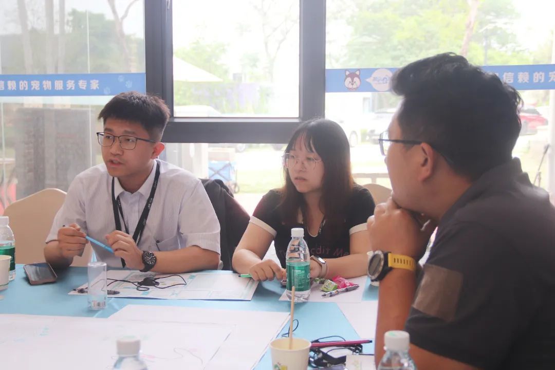 图:研讨会现场,参会代表正围绕宠物文化研学项目进行热烈讨论