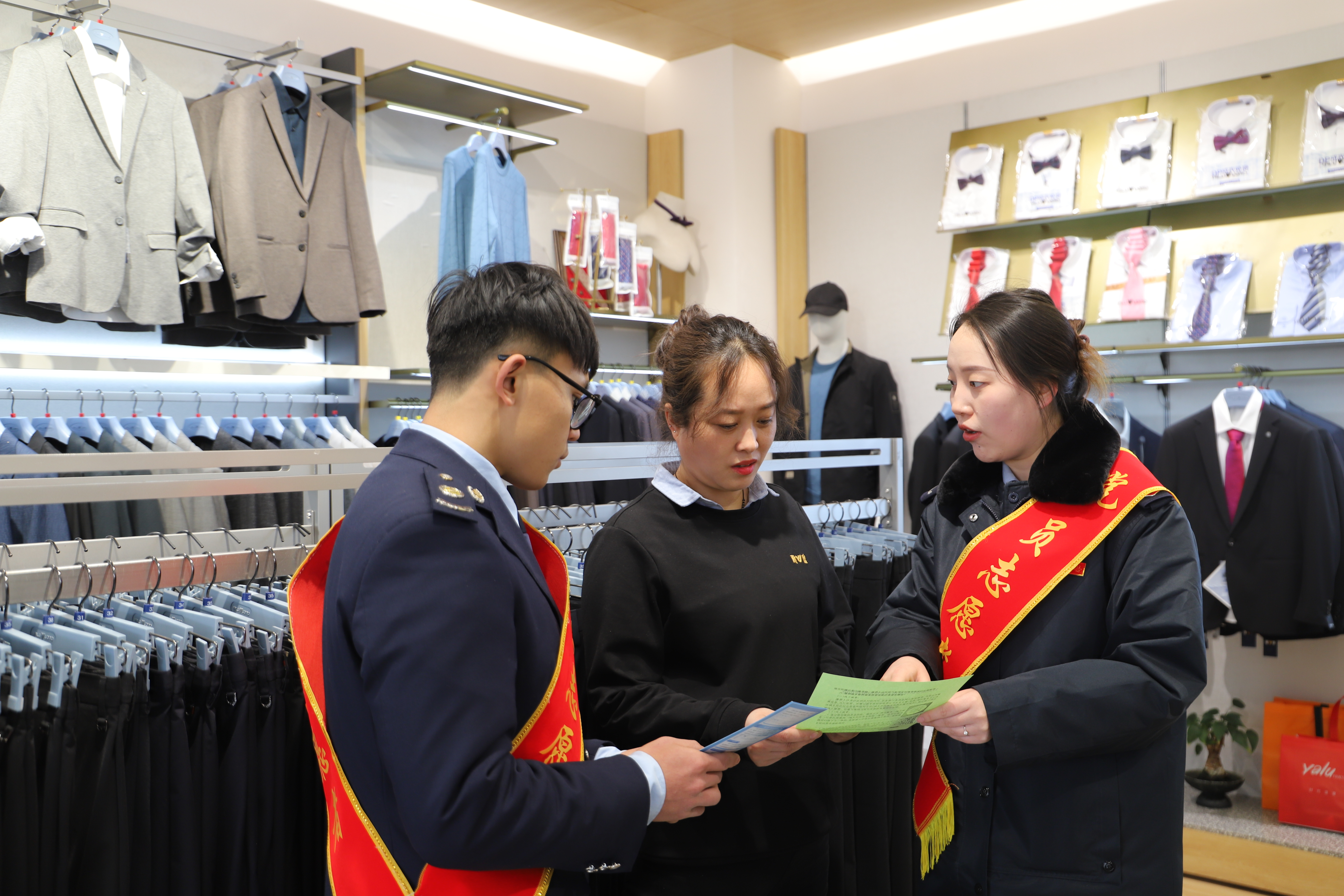 华亭：税惠春风行　法治润民心