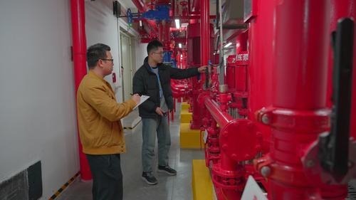商业综合体管理人员正在对物联网信号显示异常的消防设施进行检查。（受访者供图）