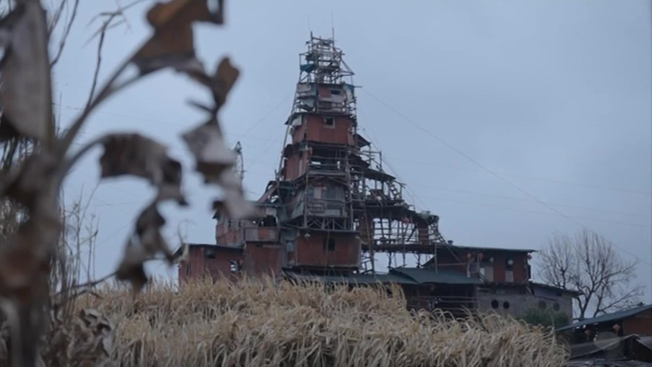 拒绝拆迁，成为村里的“钉子户”，男子以祖宅为基础，徒手搭建起九层木楼